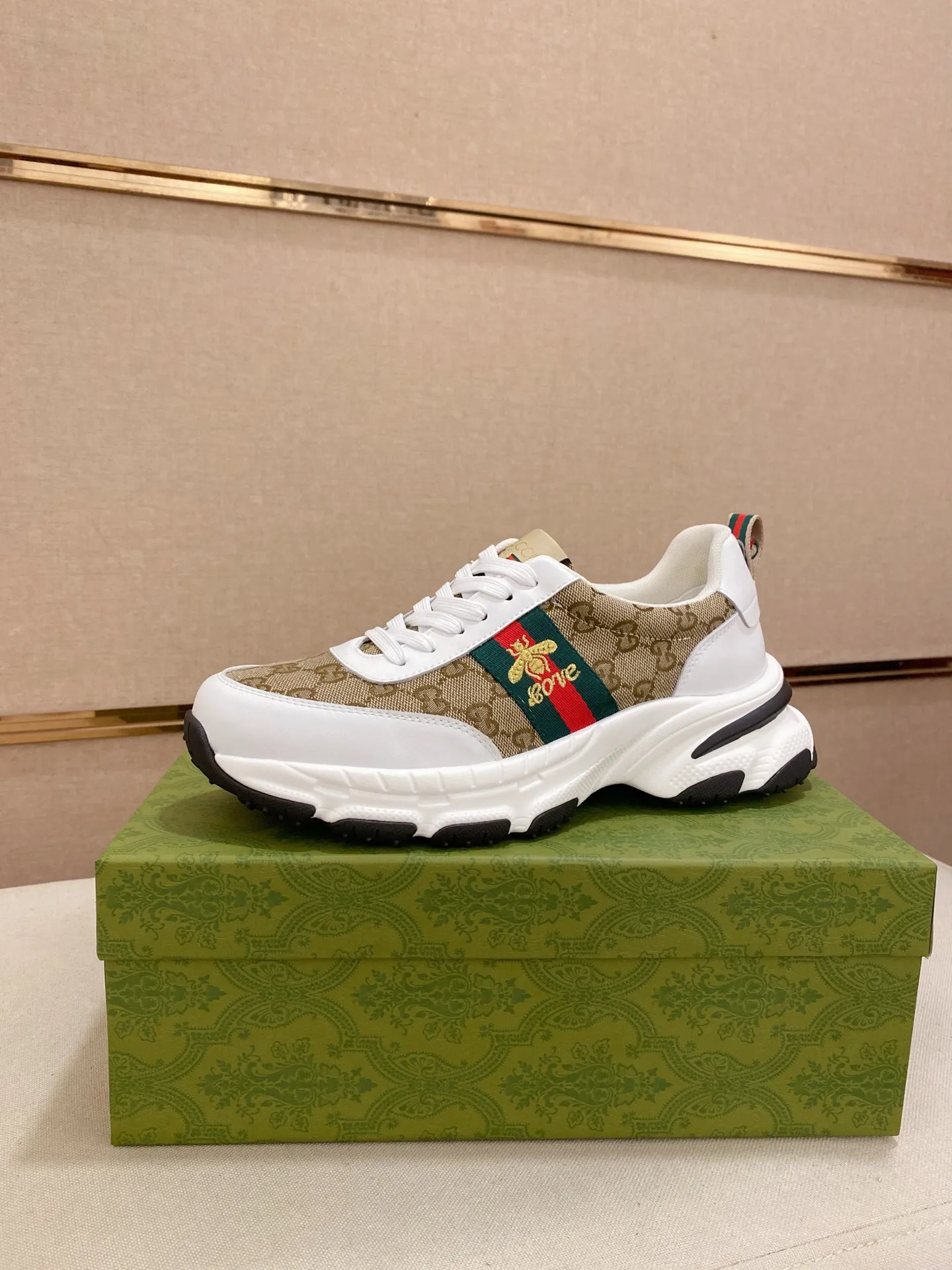 Men's shoes 💰 442 💰 High-quality new GUCCI counters are on the market at the same time. The new men's shoes, 😘fabrics are selected imported cowhide, lining: mesh breathable lining. 👍🏿 High-end ☄️ air-cushion molded anti-slip rubber outsole, exquisite lines, simple and elegant, comfortable and high-end for leisure travel. Code number: 38 to 44 (45 can be customized and cannot be returned or exchanged)